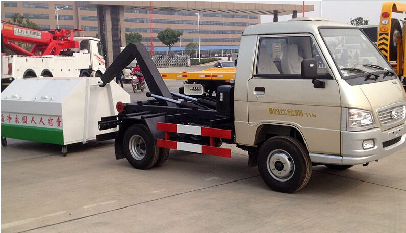小型勾臂垃圾車(chē)