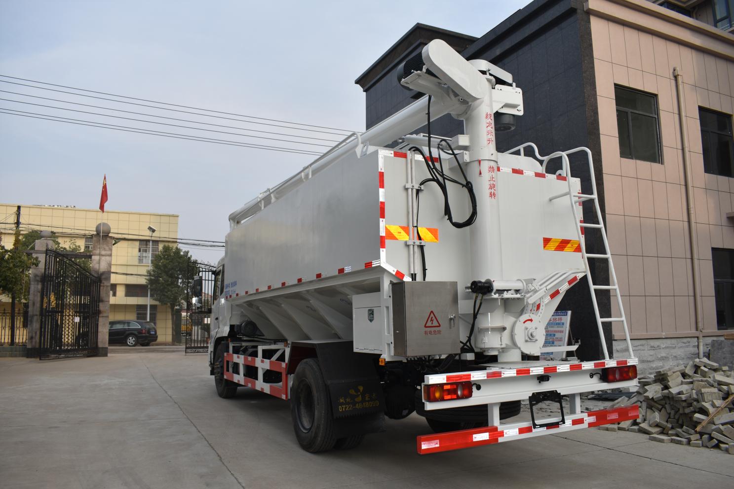 宏遠(yuǎn)20立方散裝飼料運(yùn)輸車(chē)